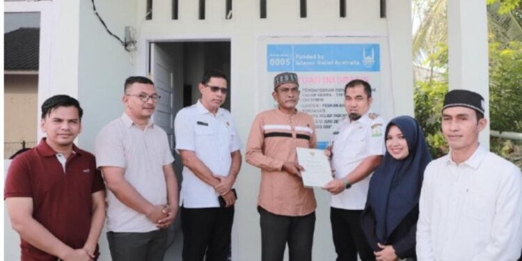 Pj Bupati Aceh Besar Serahkan Dua Unit Rumah Tahan Gempa untuk Yatim Dan Dhuafa
