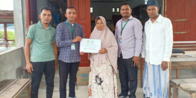Korban Angin Kencang, Warga Gugop Pulo Aceh Terima Bantuan Baitul Mal Aceh Besar