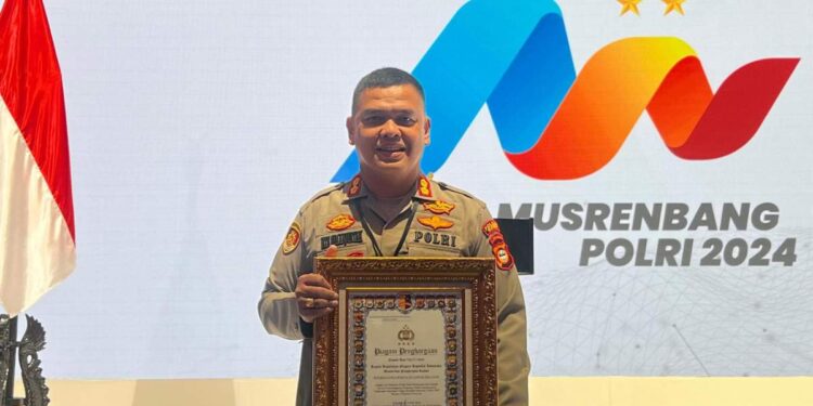 Kapolres Gowa Terima Penghargaan Unit Pelayanan Publik Terbaik Di Musrenbang Polri 2024