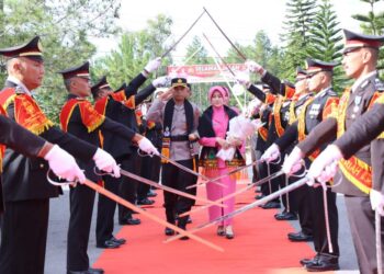 Tradisi Pedang Pora Sambut Kapolres Bener Meriah AKBP Tuachad Cipta Herdani
