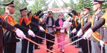 Tradisi Pedang Pora Sambut Kapolres Bener Meriah AKBP Tuachad Cipta Herdani