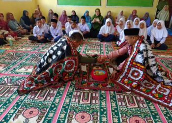 SMP Negeri 31 Takengon Gelar Acara Adat ” Munyerahni Murid Teungku Guru I Gurun “