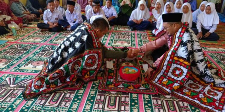SMP Negeri 31 Takengon Gelar Acara Adat ” Munyerahni Murid Teungku Guru I Gurun “