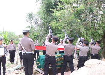 Kapolres Bener Meriah Pimpin Upacara Pemakaman Aiptu Hudri