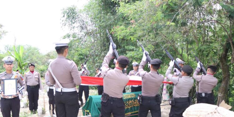 Kapolres Bener Meriah Pimpin Upacara Pemakaman Aiptu Hudri