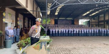 Jadi Pembina Upacara Di SMAN 1 Takengon, Kasat Lantas Sosialisasikan Tertib Berlalulintas Kepada Pelajar