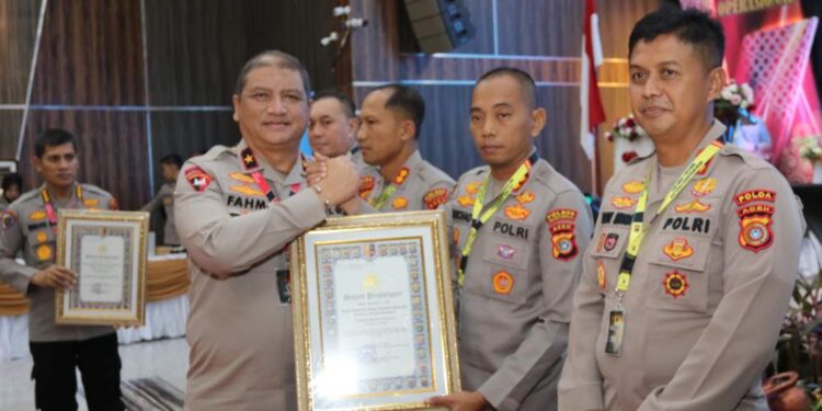 Kapolres Bener Meriah Tuschad Cipta Herdani Terima Penghargaan IKPA Dari Kapolda Aceh