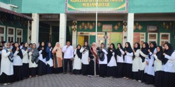 Hari Pertama Anak Masuk Madrasah, Bunda PAUD Aceh Tengah Mengunjungi MIS Muhammadiyah