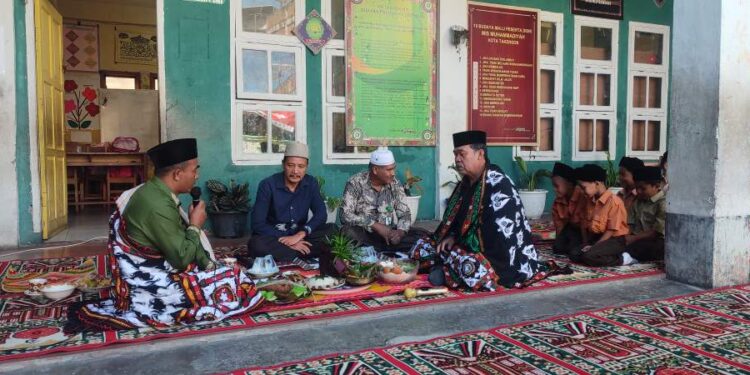 MI Swasta Muhammadiyah Aceh Tengah Gelar Acara Adat ” Penyerahen Ari Wali Ku Teungku Guru “