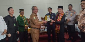 Pj Bupati Aceh Singkil Azmi Sambut Kedatangan Ketua Mahkamah Syariah Aceh 