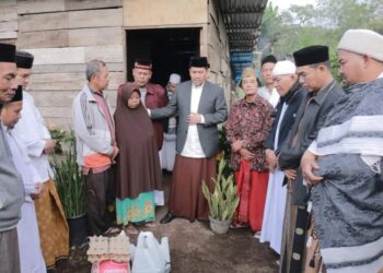 Ahad berkah, Pj. Bupati Haili Yoga Santuni Masyarakat Kampung Pondok Gajah