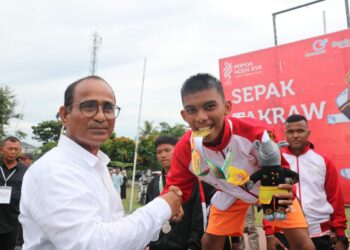 PJ. Bupati Aceh Timur Kalungi Emas Untuk Atlet Panahan Dan Takraw