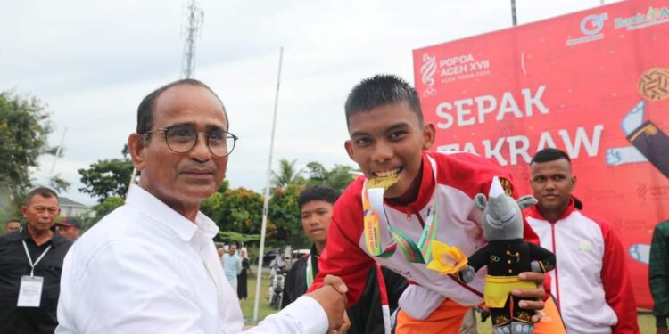 PJ. Bupati Aceh Timur Kalungi Emas Untuk Atlet Panahan Dan Takraw