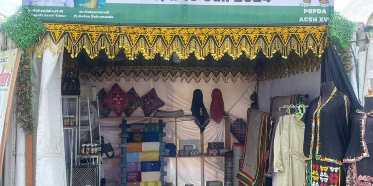 Stand Pameran Dekranasda Aceh Timur Di Lirik Pengunjung 