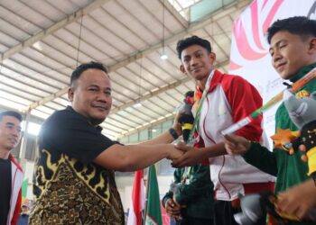 Pj. Sekda Aceh Timur Mengalungkan Medali Emas Cabor Pencak Silat POPDA