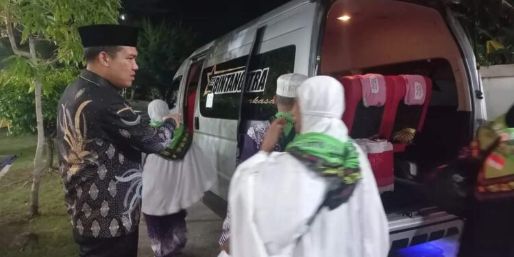 Pj. Sekda Khairmansyah Sambut Kepulangan Jamaah Haji Bener Meriah Di Banda Aceh