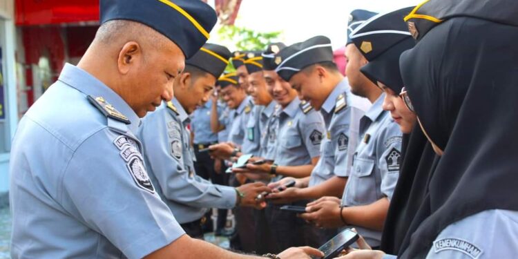 Cegah Judi Online, Plt. Karutan Sigli Lakukan Pemeriksaan Handphone Pegawai 