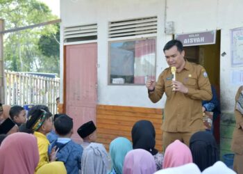 Pj. Bupati Mohd. Tanwier Himbau Jajaran Pemda Dan Masyarakat Antar Anak Hari Pertama Masuk Sekolah