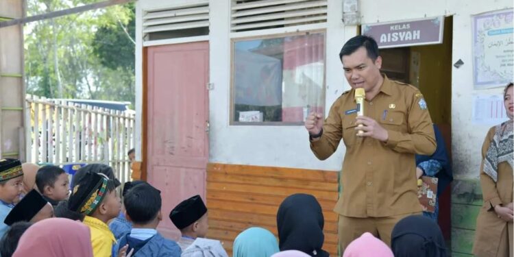 Pj. Bupati Mohd. Tanwier Himbau Jajaran Pemda Dan Masyarakat Antar Anak Hari Pertama Masuk Sekolah
