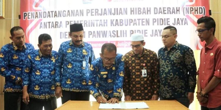 Pj Bupati Jailani Penandatanganan NPHD Panwaslih Pilkada Pidie Jaya