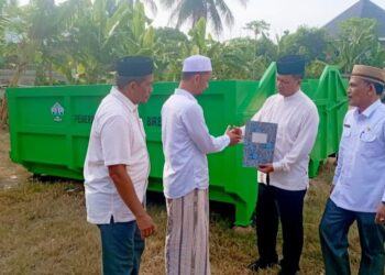 Pj Bupati Bireuen Serah 2 Kontainer Sampah Untuk Dayah Al-Madinatutdiniyah Babussalam Putra