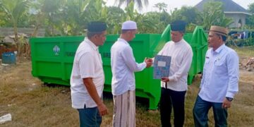 Pj Bupati Bireuen Serah 2 Kontainer Sampah Untuk Dayah Al-Madinatutdiniyah Babussalam Putra
