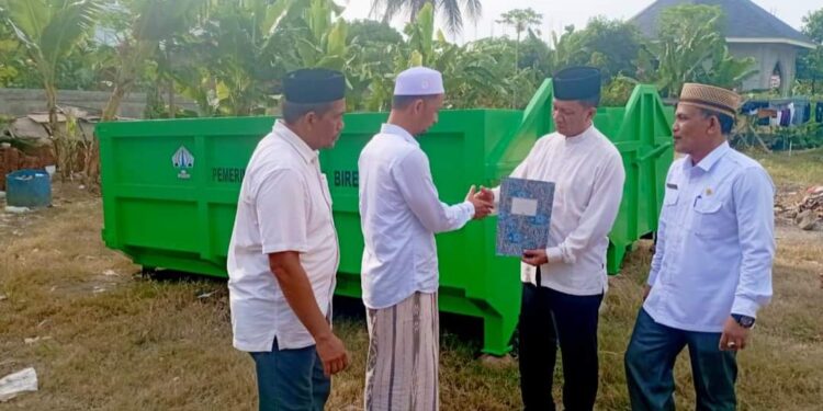 Pj Bupati Bireuen Serah 2 Kontainer Sampah Untuk Dayah Al-Madinatutdiniyah Babussalam Putra