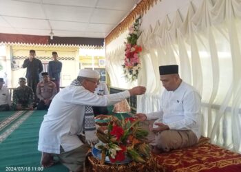 Tiga Pemuka Agama Peusijuk Pj Bupati Aceh Timur Amrullah M Ridha Di Masjid Baitul Muttaqin