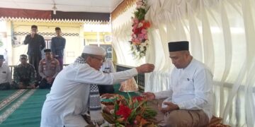 Tiga Pemuka Agama Peusijuk Pj Bupati Aceh Timur Amrullah M Ridha Di Masjid Baitul Muttaqin