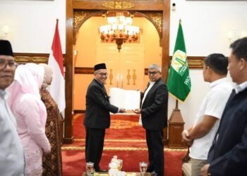 Pj Gubernur Aceh Serahkan SK Perpanjangan Pj Bupati Aceh Singkil Azmi
