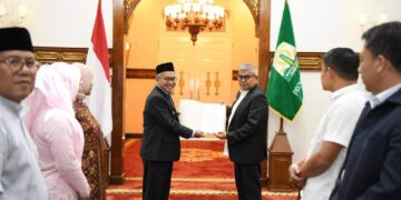 Pj Gubernur Aceh Serahkan SK Perpanjangan Pj Bupati Aceh Singkil Azmi