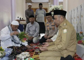 Pj Bupati Aceh Timur Amrullah Di Peusijuek Ulama Kharismatik Aceh