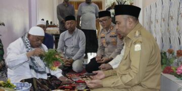 Pj Bupati Aceh Timur Amrullah Di Peusijuek Ulama Kharismatik Aceh