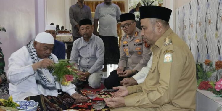 Pj Bupati Aceh Timur Amrullah Di Peusijuek Ulama Kharismatik Aceh