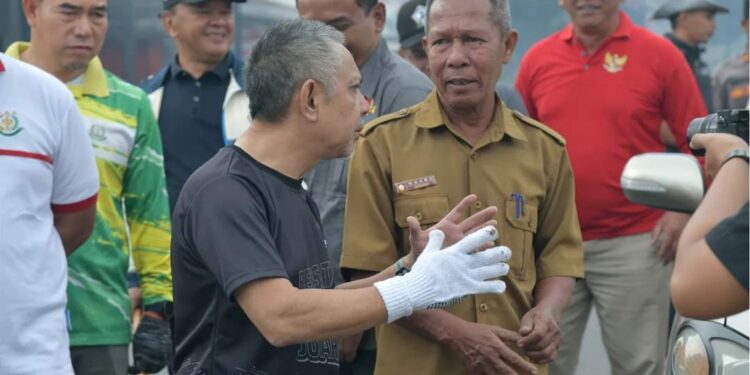 Peduli Lingkungan, Pj. Bupati Mohd Tanwier Jum’at bersih Bersama Forkopimda Bener Meriah