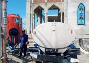 Tanggap Kekurangan Air di Lhoknga, Pemkab Aceh Besar Suplai 16.000 Liter Air Bersih
