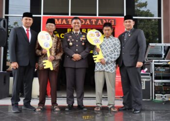 Dihari Jadi Bhayangkara Ke- 78, Dua Warga Tidak Mampu Terima Rumah Layak Huni Dari Kapolres Aceh Tengah