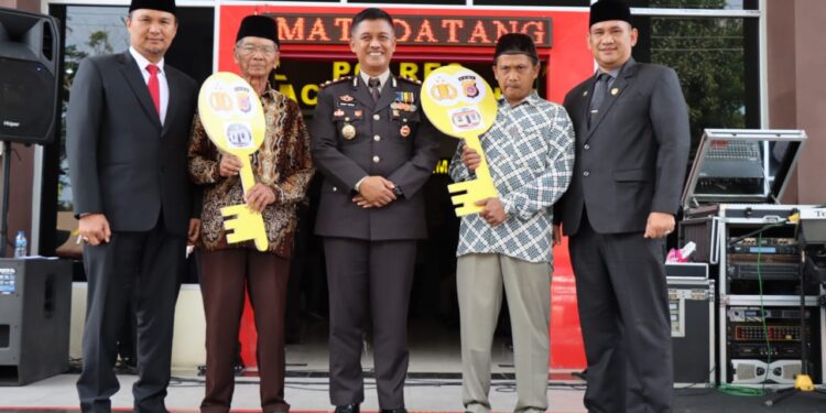 Dihari Jadi Bhayangkara Ke- 78, Dua Warga Tidak Mampu Terima Rumah Layak Huni Dari Kapolres Aceh Tengah