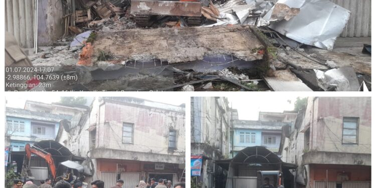 Satpol PP Bersama Tim Gabungan Bongkar Bangunan Melanggar Aturan Di Jalan Pasar 16 Ilir Kota Palembang