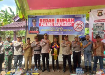 Kapolres Banyuasin Resmikan Bedah Rumah Dan Gelar Baksos Di Desa Bentayan