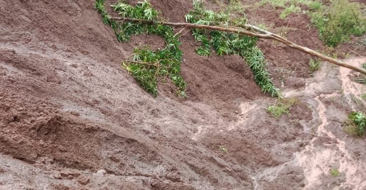 Kapolres Gowa R.T.S Simanjuntak Tinjau Lokasi Bencana Tanah Longsor Di Desa Tabbinjai