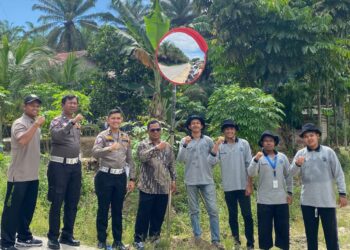 Pemasangan Convex Mirror KKN FAI UIR Teluk Merbau Bersama Aparat Desa Dan Polres Siak 