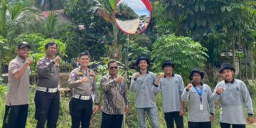 Pemasangan Convex Mirror KKN FAI UIR Teluk Merbau Bersama Aparat Desa Dan Polres Siak 