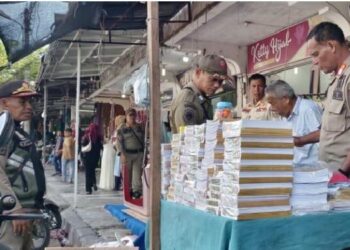 Hindari Kesemrawutan, Satpol PP WH Kota Banda Aceh Minta Pedagang Perlengkapan Sekolah Patuhi Aturan
