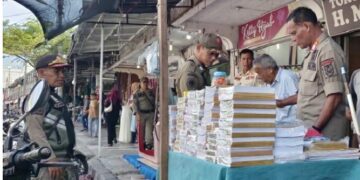 Hindari Kesemrawutan, Satpol PP WH Kota Banda Aceh Minta Pedagang Perlengkapan Sekolah Patuhi Aturan