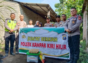 Jumat Berkah, Kapolsek Kampar Kiri Iptu Irwan Fikri Sambangi Masyarakat Ekonomi Lemah