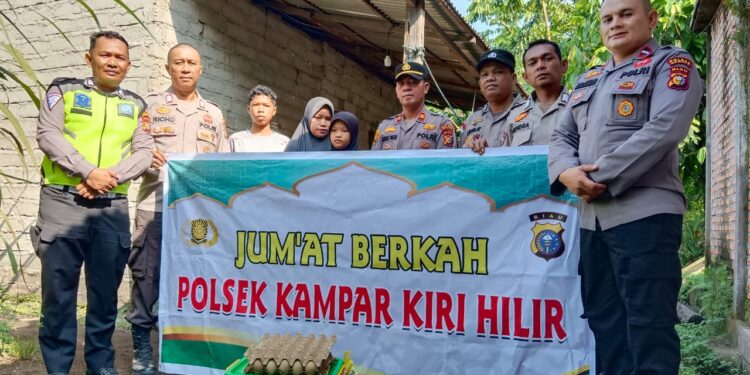Jumat Berkah, Kapolsek Kampar Kiri Iptu Irwan Fikri Sambangi Masyarakat Ekonomi Lemah