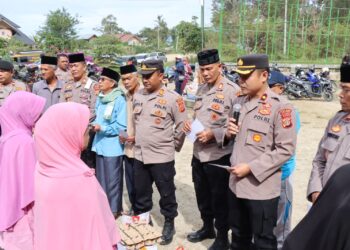 Wakapolres Yofie Artanta Salurkan 20 Paket Sembako Pada Warga Tidak Mampu Di Kebayakan