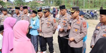 Wakapolres Yofie Artanta Salurkan 20 Paket Sembako Pada Warga Tidak Mampu Di Kebayakan