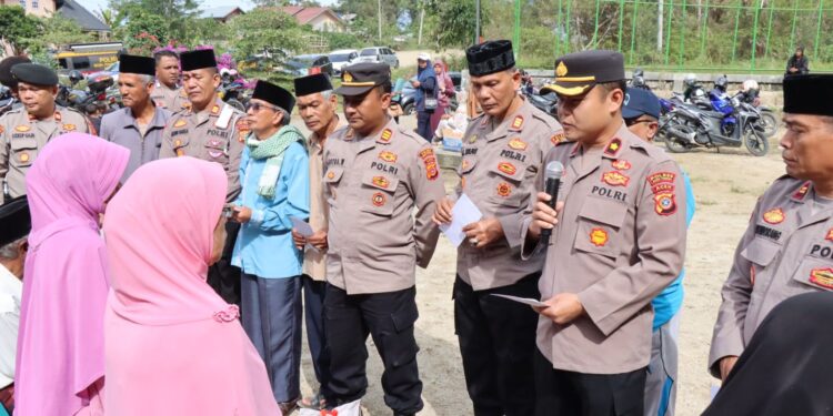 Wakapolres Yofie Artanta Salurkan 20 Paket Sembako Pada Warga Tidak Mampu Di Kebayakan